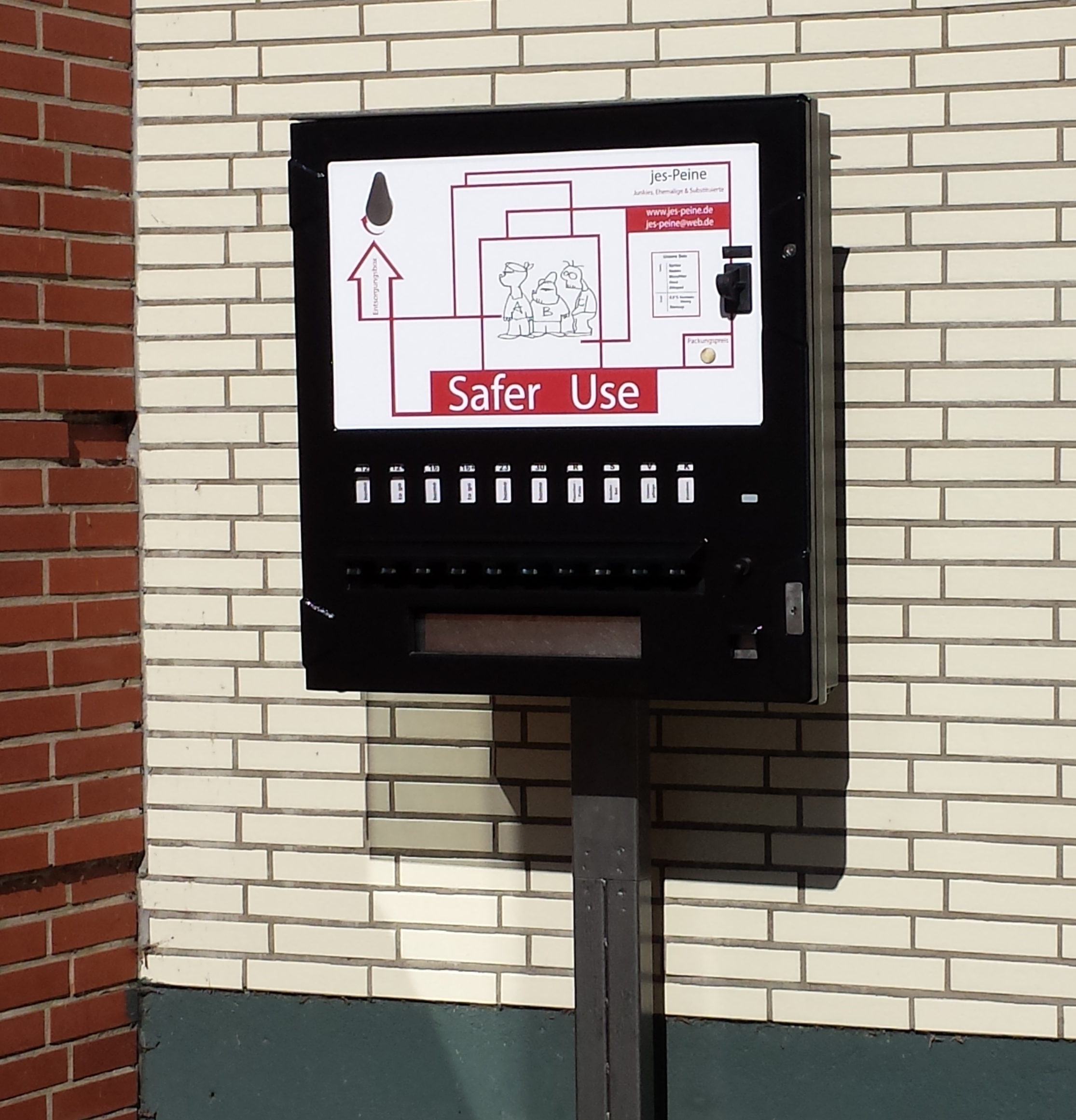 Unser Spritzenautomat befindet sich in der Zehnerstraße 6-8, rechts am Kirchenkreisamt. Schräg gegenüber Auffahrt EDEKA Parkhaus...