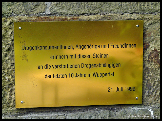 Die Messingtafel der Elterninitiative.